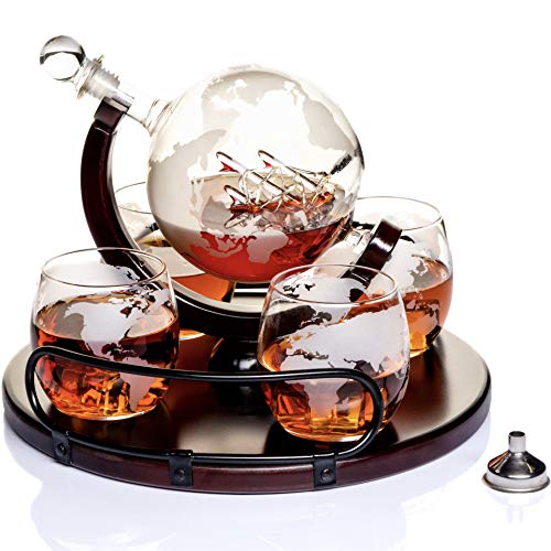 Kemstood Decantador de whisky con diseño de globo grabado (850 ml) - juego de regalo 2023, 4 vasos con el nuevo soporte de madera y asas, escocés, bermellón, vodka